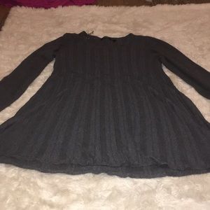 Women’s medium grey top